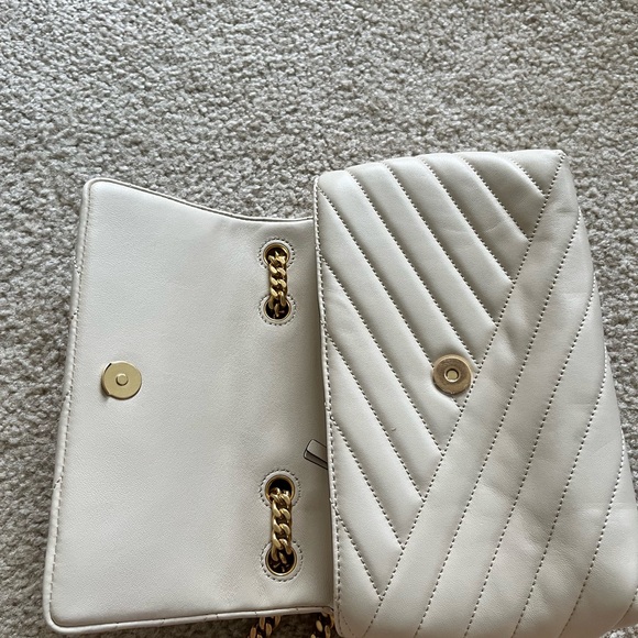 Tory Burch small Kira chevron convertible shoulder bag in cream white - Picture 8 of 16